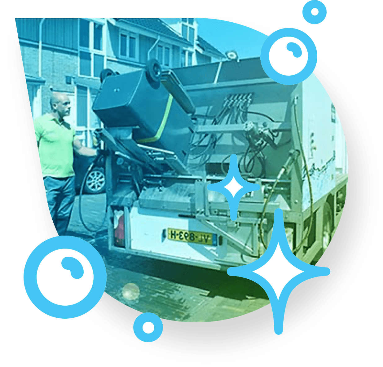 Een Cleanpro plaatst de vuilnisbak in de schoonmaakwagen om de kliko schoon te maken