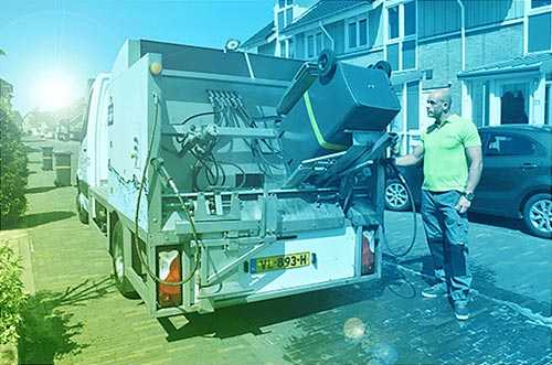 Een Cleanpro plaatst de vuilnisbak in de schoonmaakwagen.