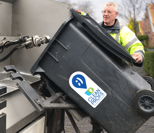 Een Cleanpro plaatst de vuilnisbak in de schoonmaakwagen.