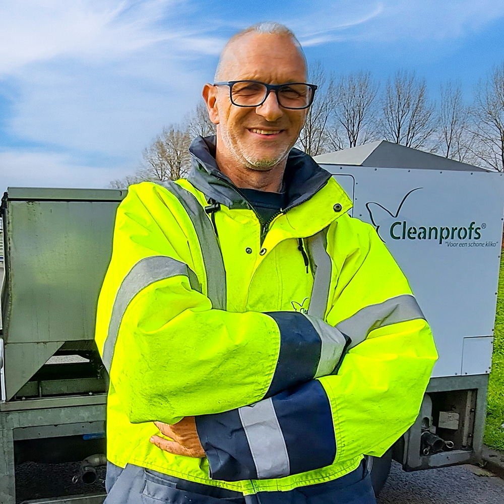 Cleanprofs - container reiniger met fluorescerende jas